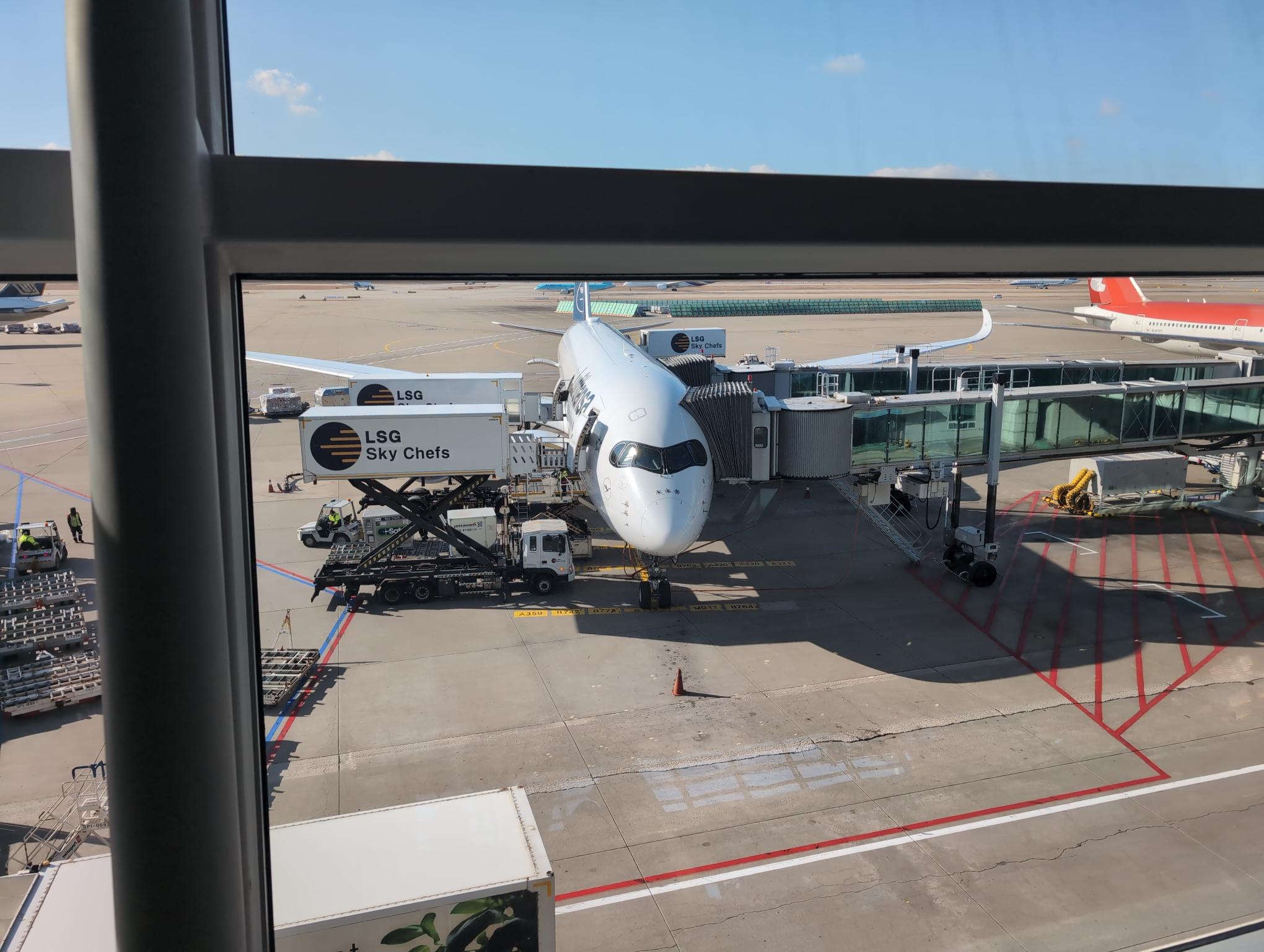 게이트에 주기된 A350 에 LSG 케이터링 카트 3대 붙어 있는 사진